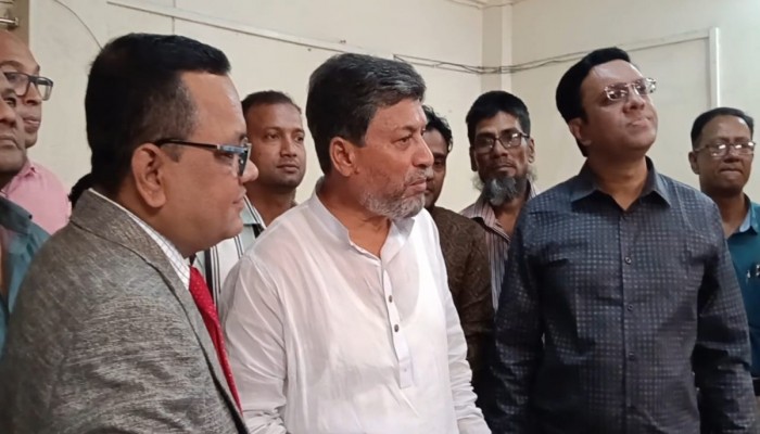 রোগী সেজে হঠাৎ হাসপাতাল পরিদর্শনে এমপি