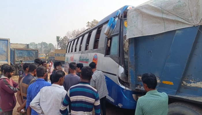 শৈলকুপায় বাস নিয়ন্ত্রণ হারিয়ে ট্রাকে ধাক্কা, আহত-১০