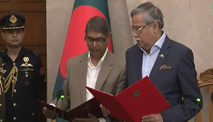 নতুন মন্ত্রী হিসেবে শপথ নিলেন আযম খান