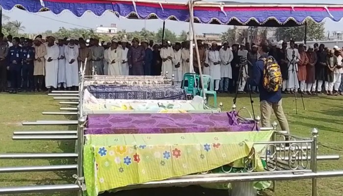 এক পরিবারের ৯ জনকে পাশাপাশি কবরে দাফন