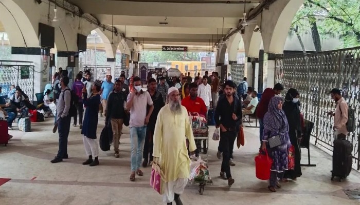 আগেভাগেই ঢাকা ছাড়ার ঢল, উৎসবমুখর কমলাপুর স্টেশন