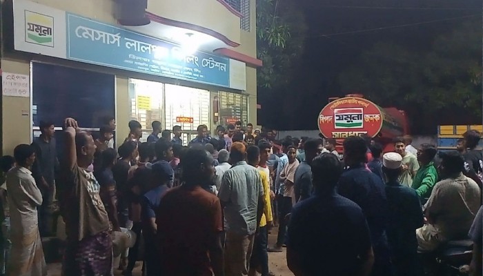 মোটরসাইকেলের তেল না পেয়ে পেট্রোল পাম্প ঘেরাও