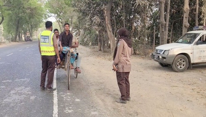 ঈদ যাত্রায় ধামরাই মহাসড়কে থ্রি-হুইলার: চালকদের ভোগান্তি, দুর্ঘটনার আশঙ্কা