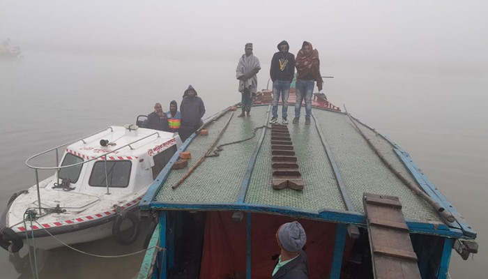 পদ্মা নদীতে আটকে পড়া শিক্ষার্থী ও শিশুসহ ২৪ জনকে উদ্ধার করেছে নৌপুলিশ