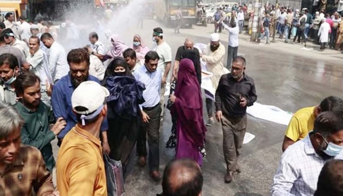 বাংলাদেশ ব্যাংকের সামনে আমানতকারীদের অবস্থান