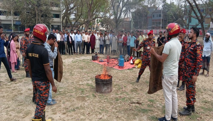 দুর্যোগ মোকাবিলায় প্রস্তুতি: সিংড়ায় ভূমিকম্প ও অগ্নিনির্বাপণ মহড়া