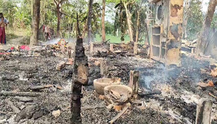 মাকে ঘর থেকে বের করে বাড়িতে আগুন দিল মাদকাসক্ত ছেলে